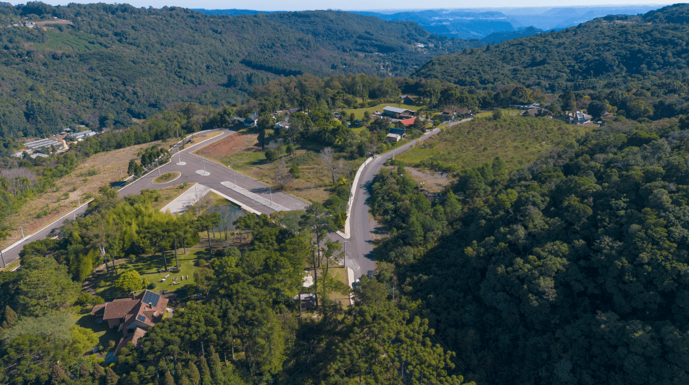 Vista aérea do empreendimento Life & Health em Gramado/RS — sistema viário interno, relevo da Serra Gaúcha e contexto territorial real