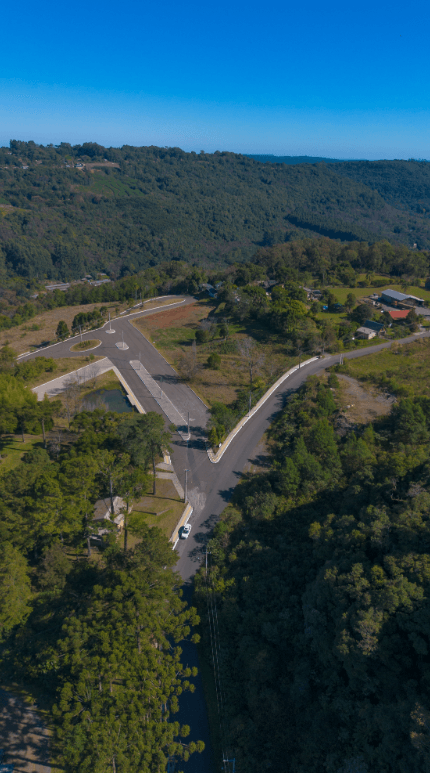 Vista aérea do empreendimento Life & Health em Gramado/RS — imagem real do território, sistema viário e relevo da Serra Gaúcha